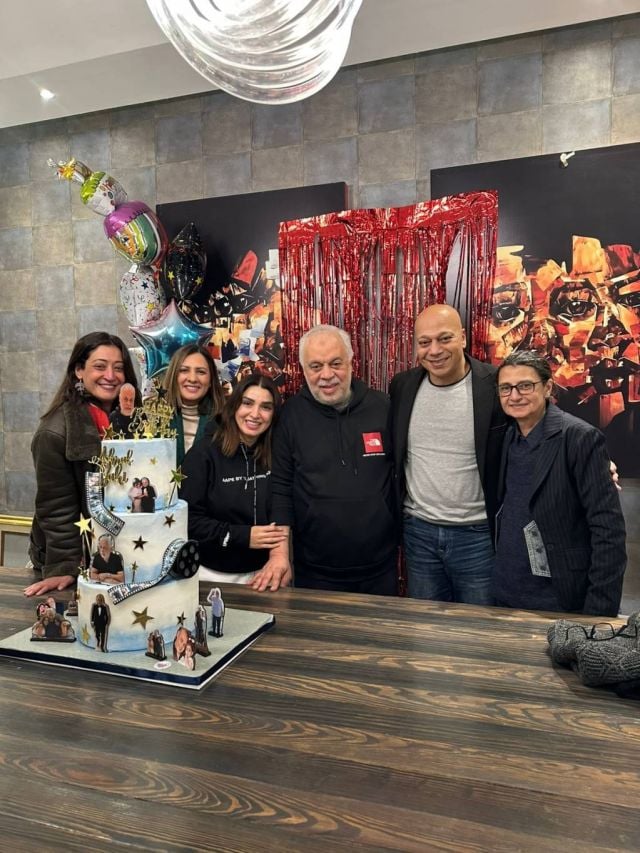 روجينا مع أشرف زكي وضيوفهما في عيد ميلاده