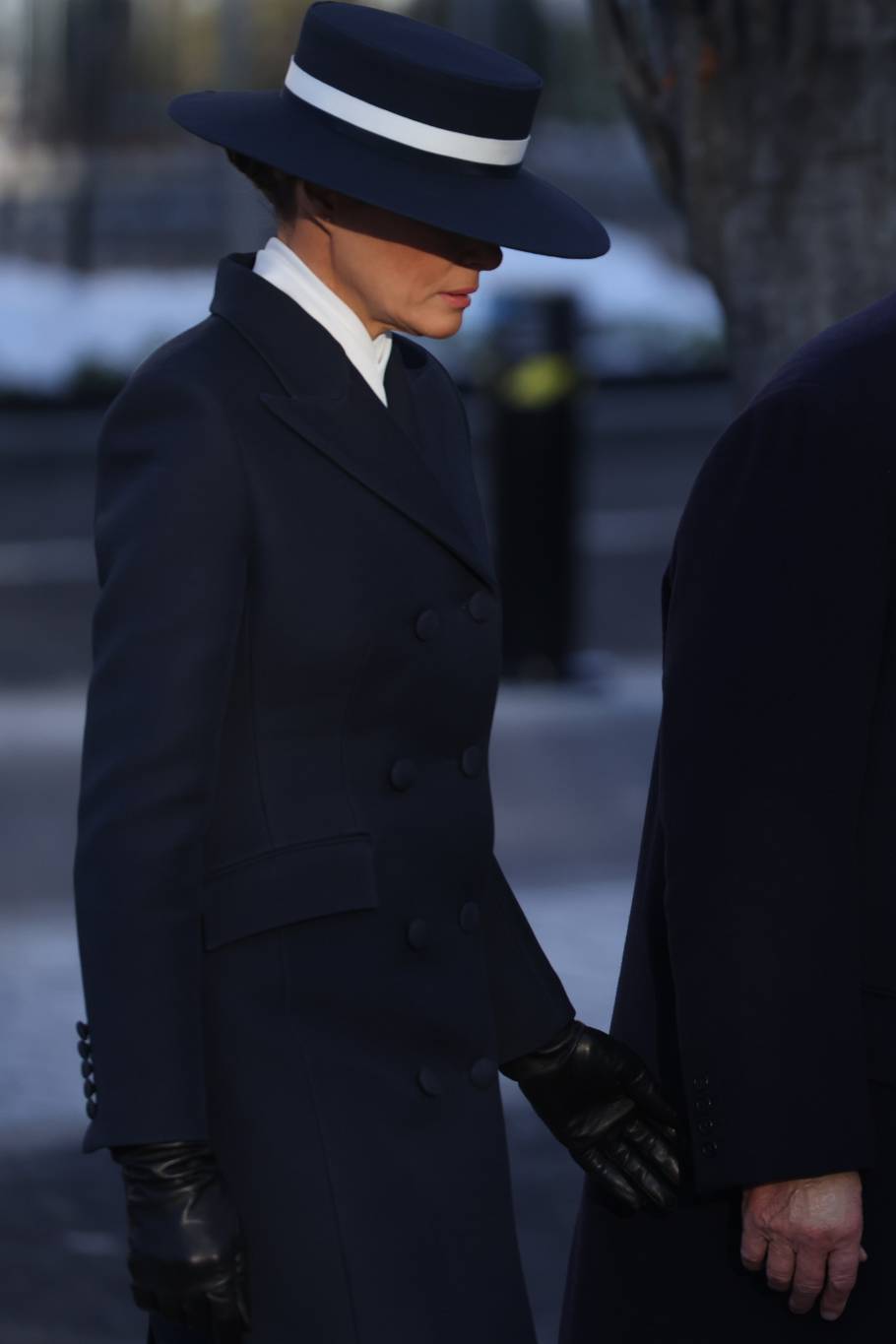 ميلانيا ترامب تثير الجدل بإطلالتها الغامضة