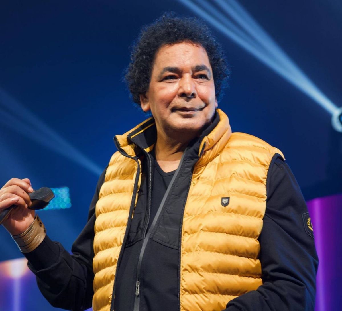 محمد منير يعلّق على الزيارة التي أسعدته في مرضه