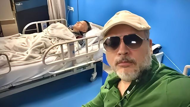 تامر عبد المنعم مع والده في المستشفى