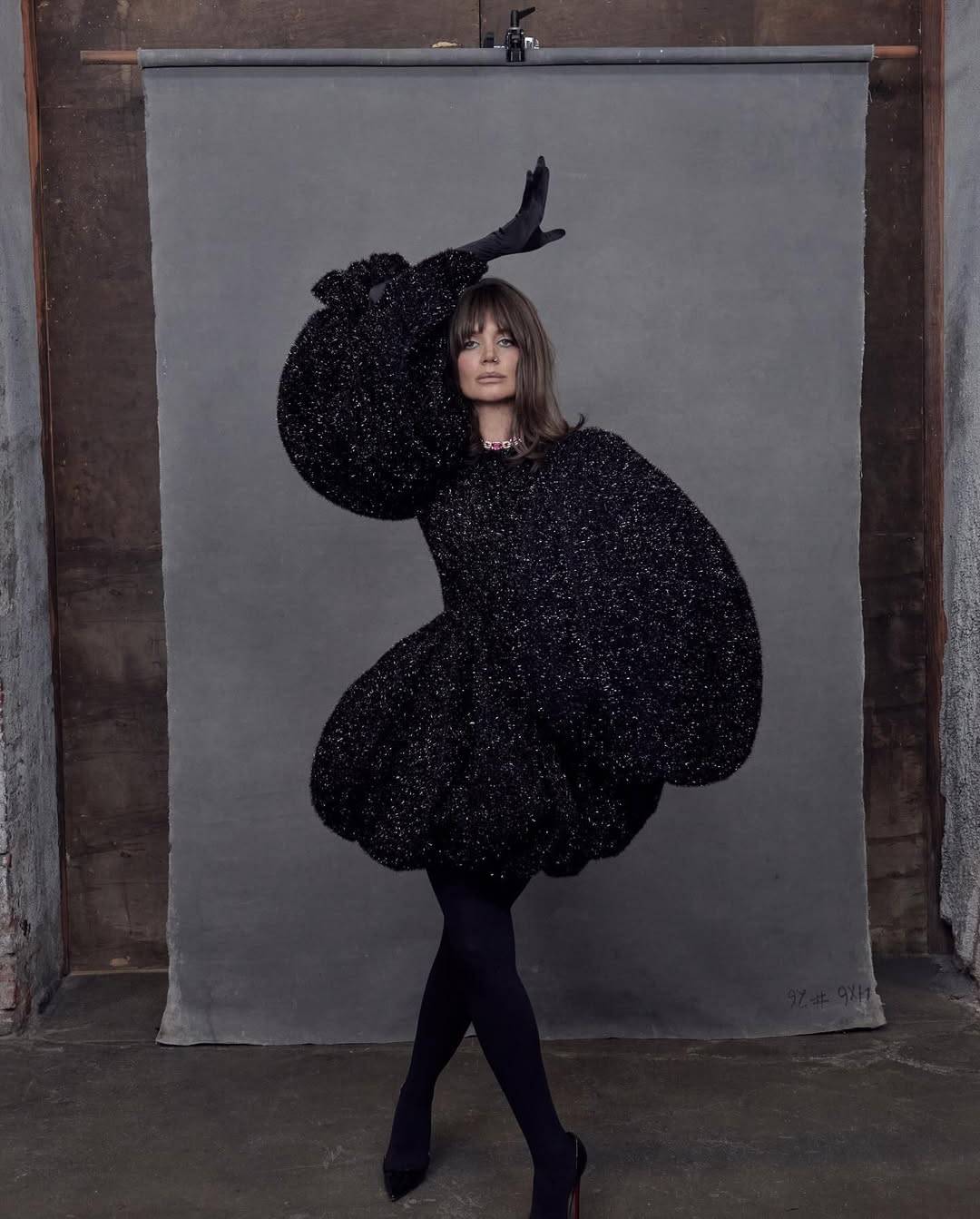 كاتي هولمز بمعطف مريح وحذاء رياضي من الثمانينيات بهذا السعر