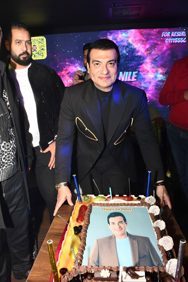 إيهاب توفيق يحتفل بعيد ميلاده وسط أصدقائه من الفنانين - 