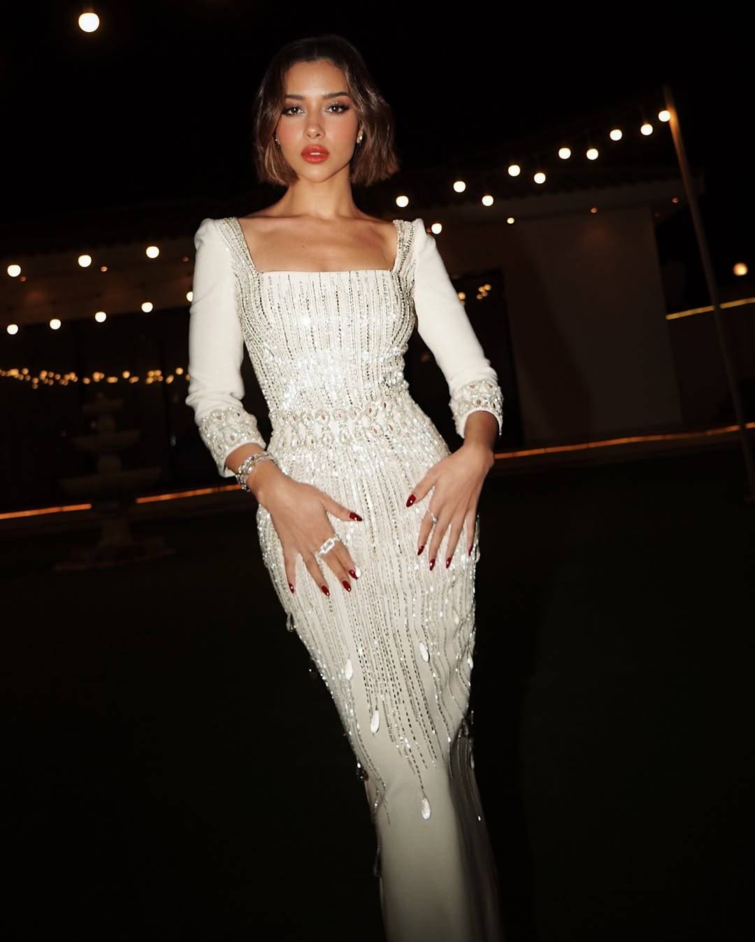 أول إطلالة لبلقيس فتحي في العام الجديد: معطف جلدي باللون البرغندي