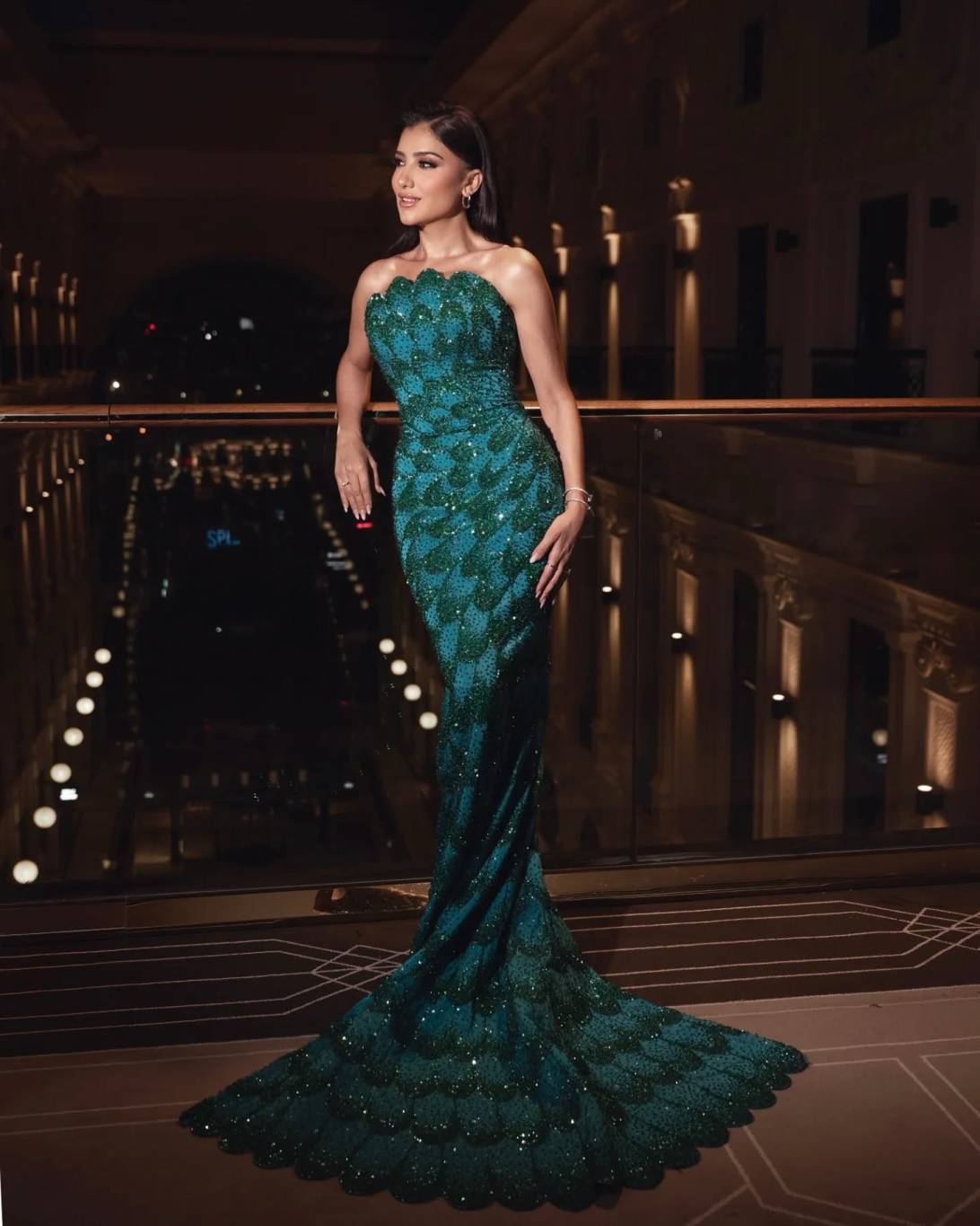 الفساتين المرصعة بالترتر والكريستال تطبع أناقة النجمات في 2024