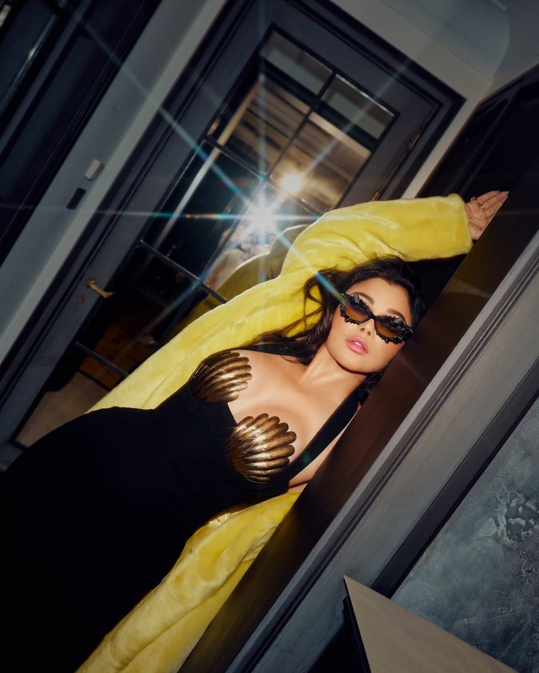 بإطلالة شتوية.. هيفاء وهبي تضجّ جمالاً بالنقشة الأقرب الى قلبها