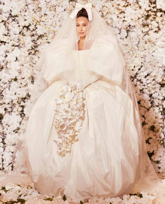 سابرينا ساتو بالفستان الأول