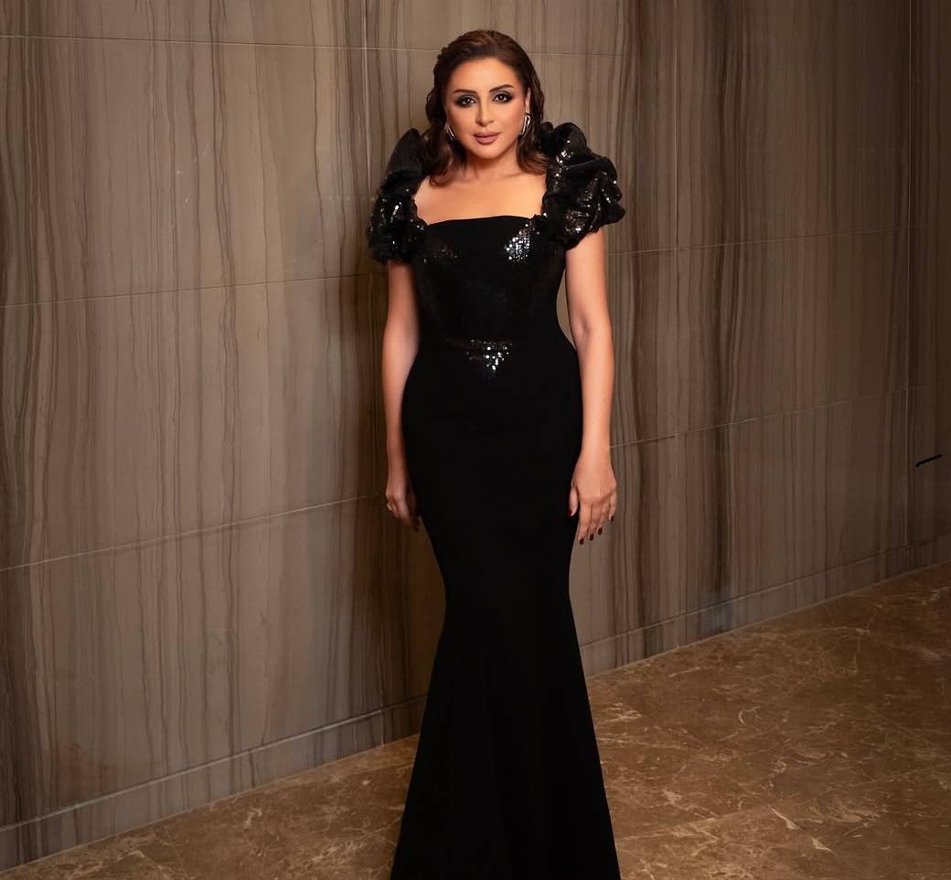 أنغام بإطلالة ذكورية بصيحة الكورسيه المختلفة