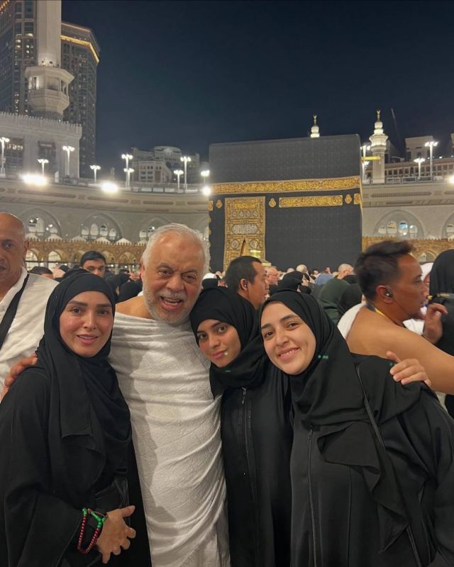 روجينا وأشرف زكي وابنتاهما خلال أدائهم العمرة