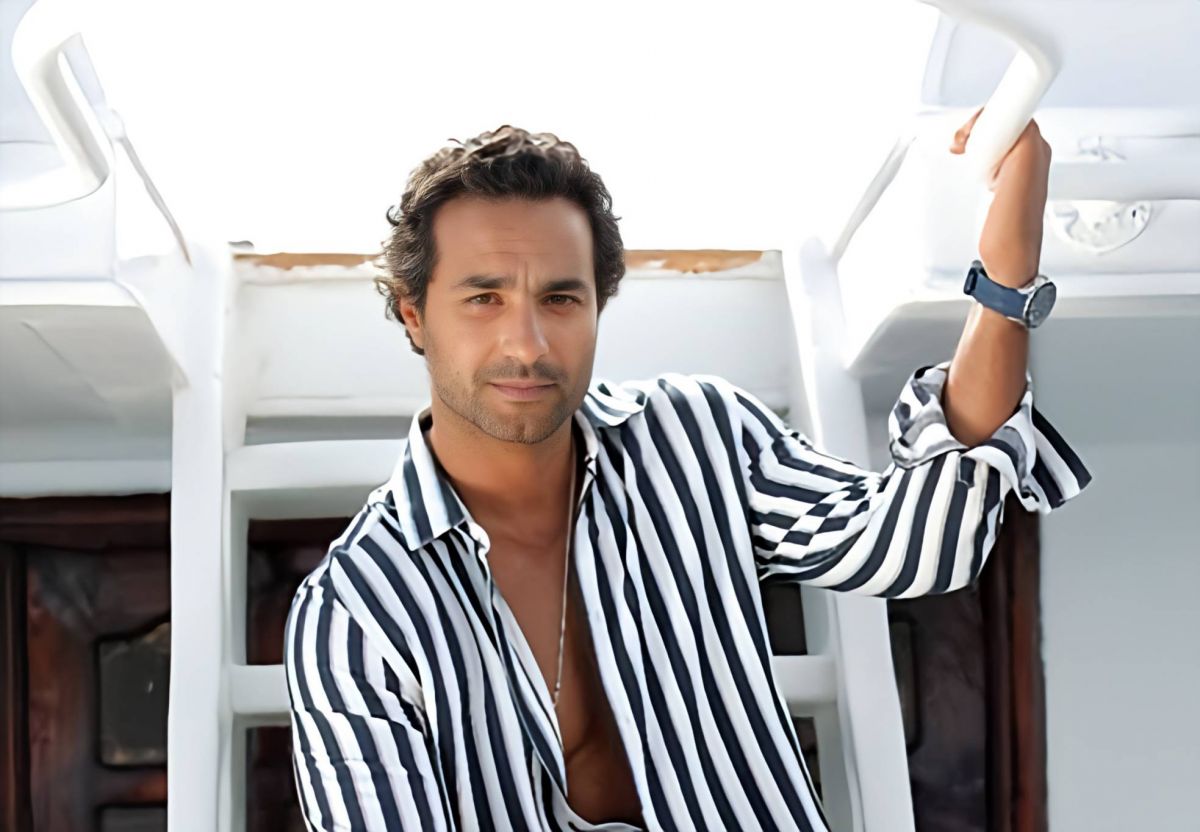 كريم فهمي يؤدي حركات غريبة وخالد سليم يرصدها بالكاميرا