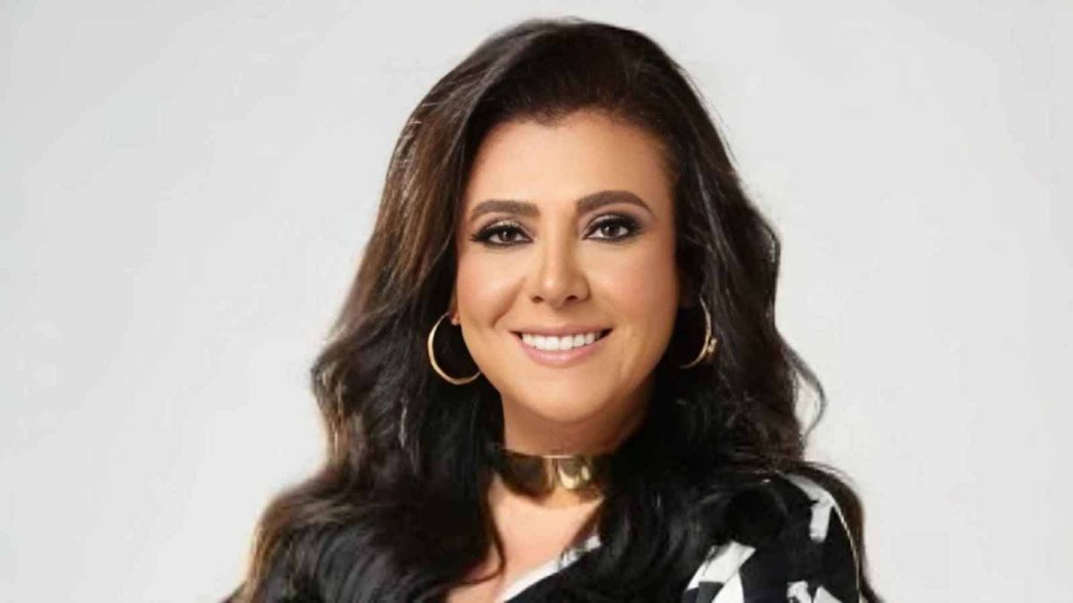 نشوى مصطفى تواصل الرد على منتقدي ظهورها بعد وفاة زوجها