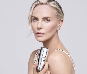 تشارليز ثيرون تجسد الأنوثة الواثقة مع مجموعة DIOR CAPTURE