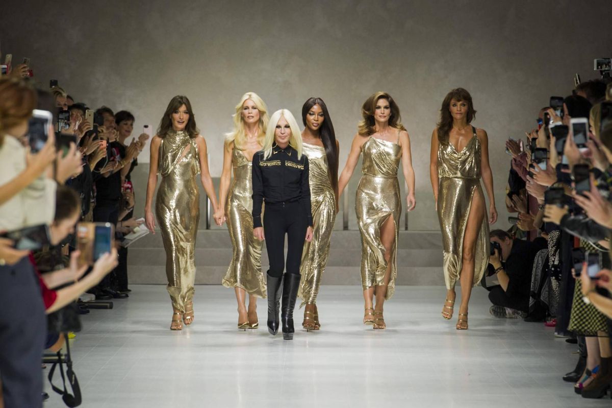 دار Versace رحلة إرث من الفخامة والابتكار والجرأة