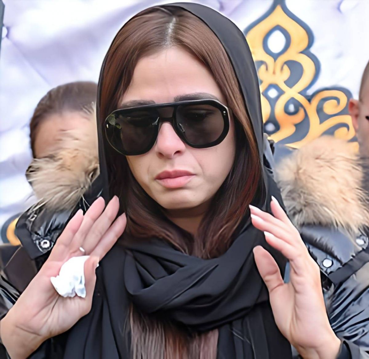 أحمد العوضي يساند ياسمين عبد العزيز في جنازة والدها