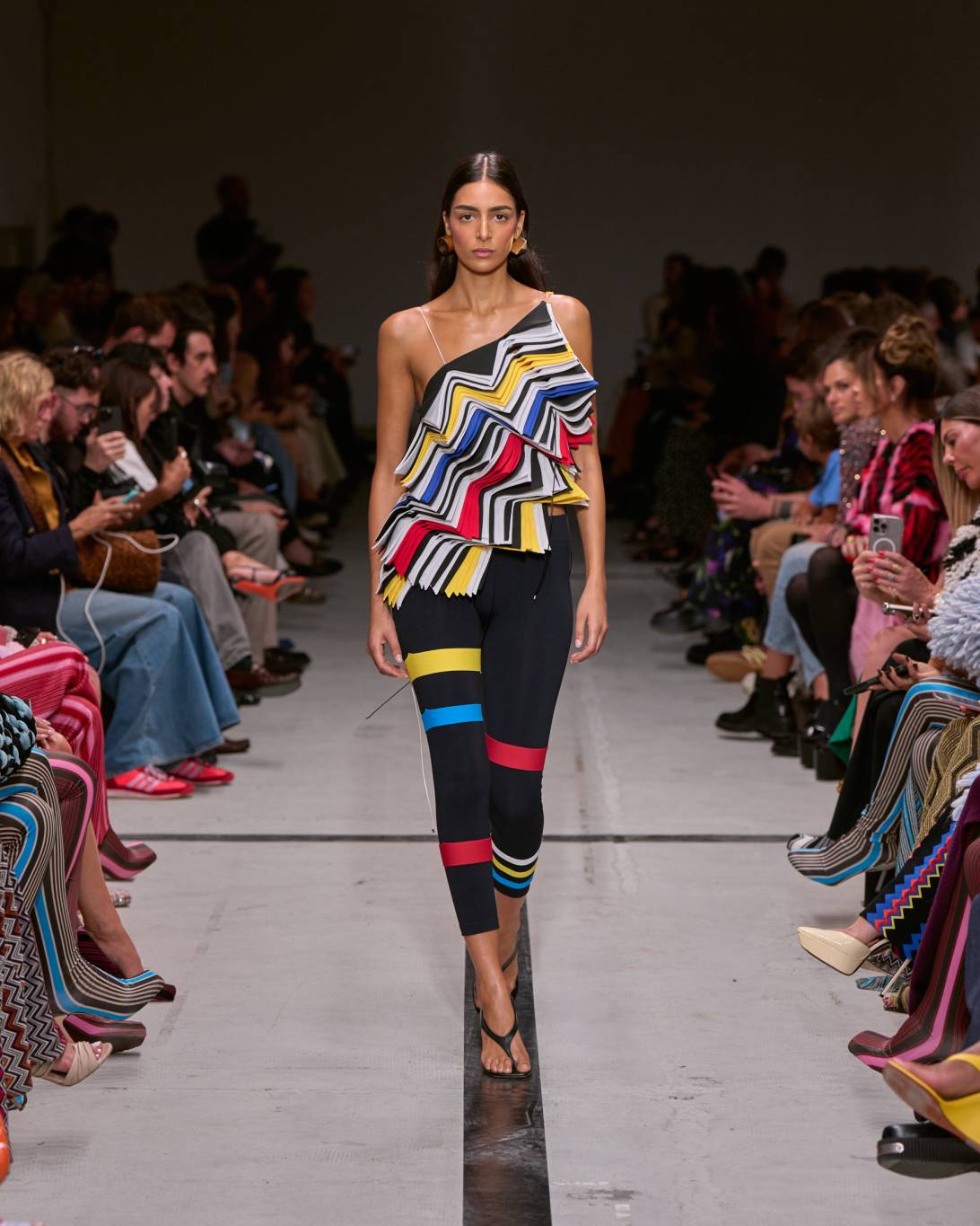 تصاميم تنبض بالألوان المُبهرة لربيع 2025 من Missoni