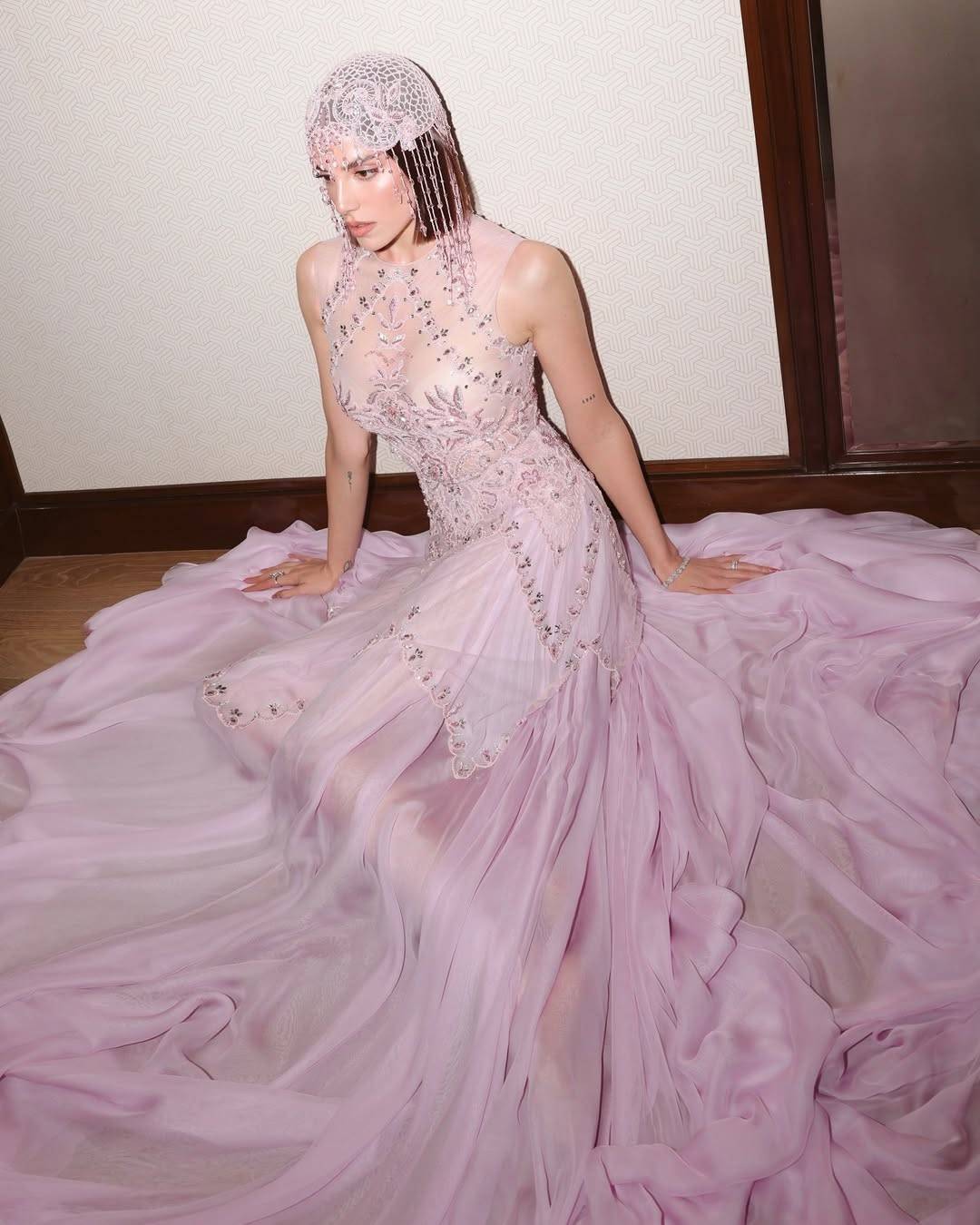 سينتيا صموئيل بإطلالة حالمة واكسسوار مبتكر