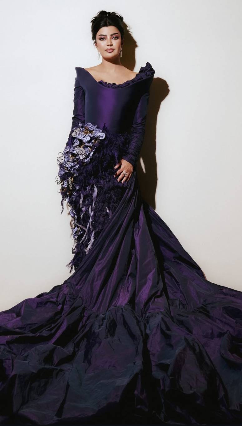 ميلا الزهراني تضج أنوثة بإطلالة بنفسجية مبهرة