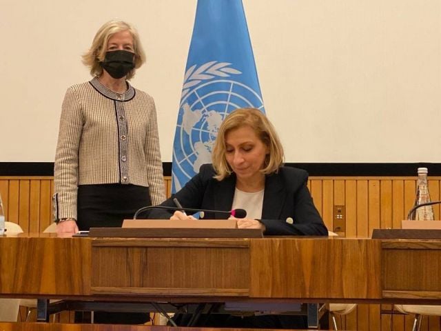 سحر بعاصيري بأسلوب أنيق 