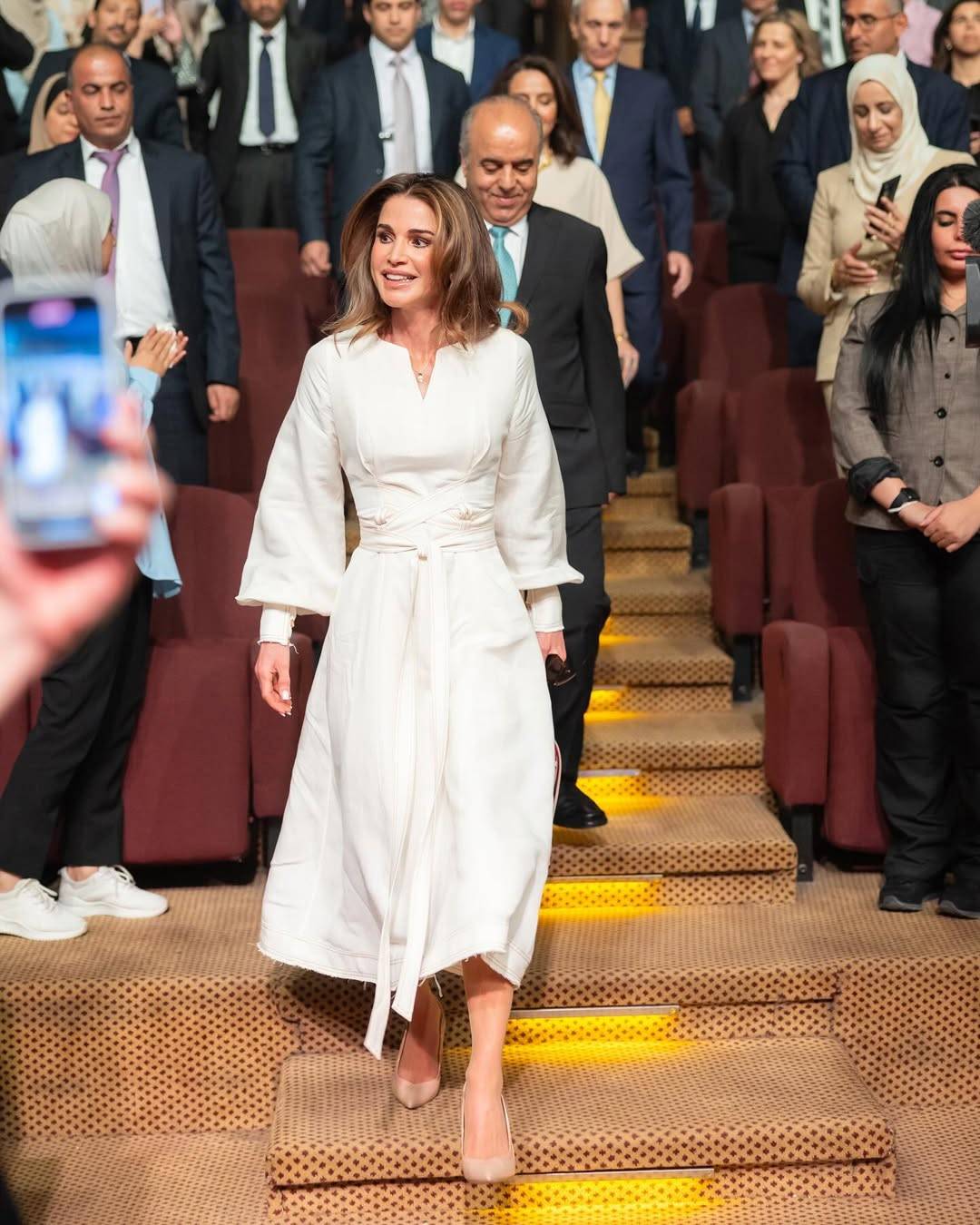 الملكة رانيا تبتعد عن المبالغة في إطلالاتها 