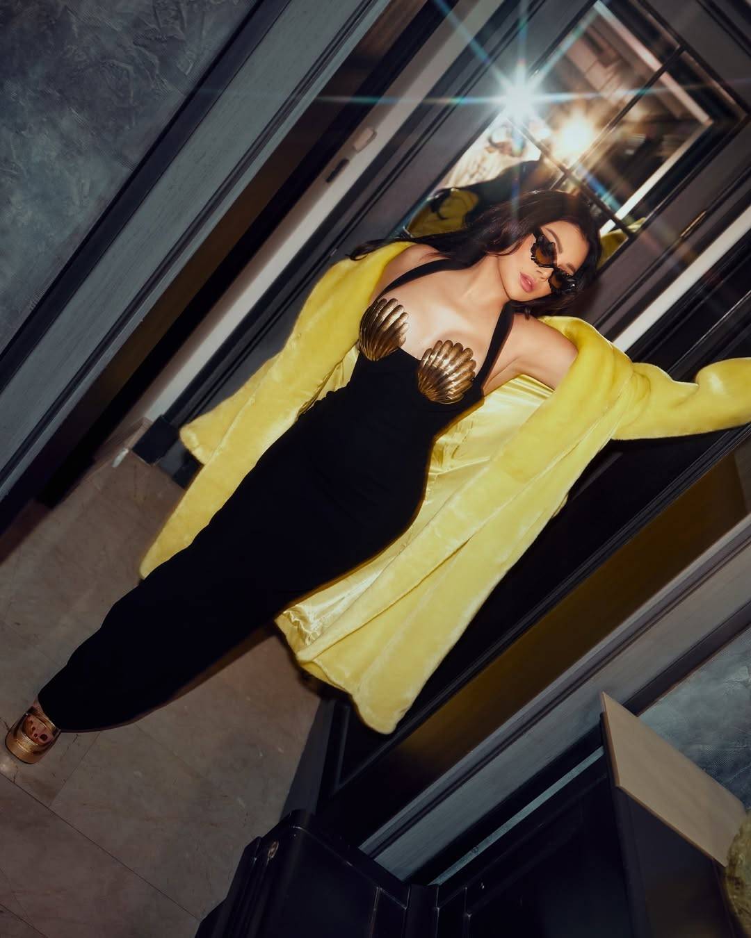 المعطف الفرو خيار هيفاء وهبي الأول لإطلالاتها الشتوية المبهرة