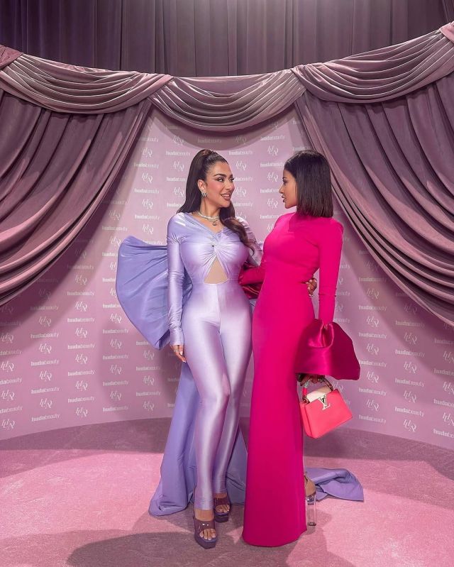 مهيرة عبد العزيز بحقيبة 