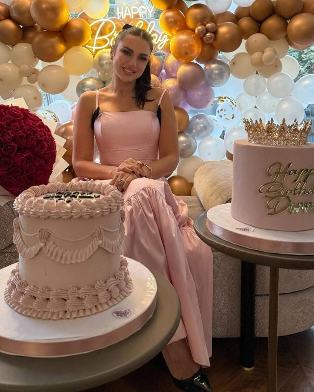 الفراشات تزيّن فستان درّة 