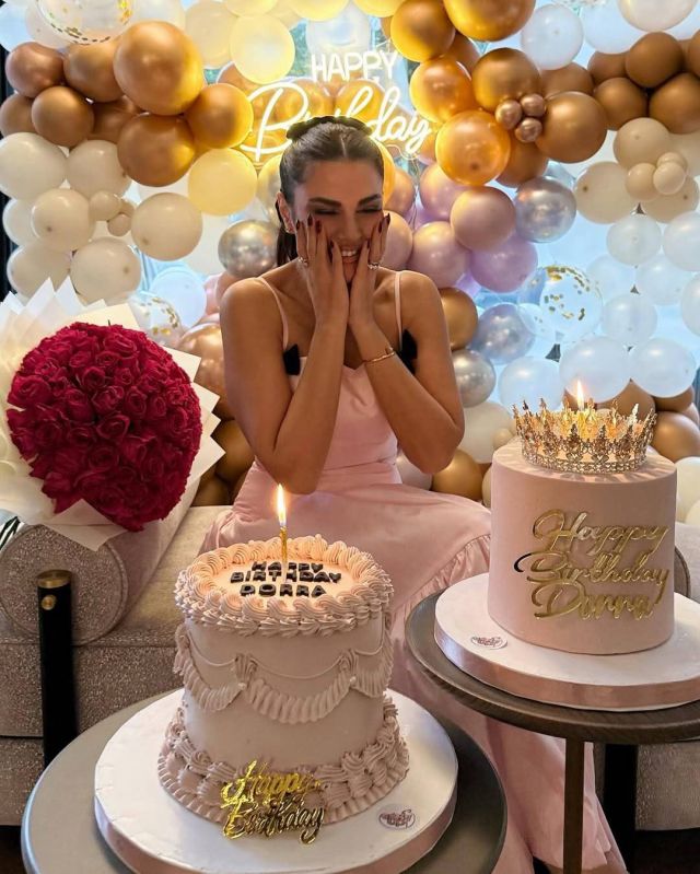 درّة بفستان أنثوي رائع 