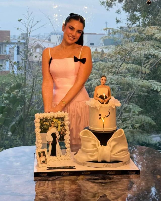 الفراشات تزيّن فستان درّة 