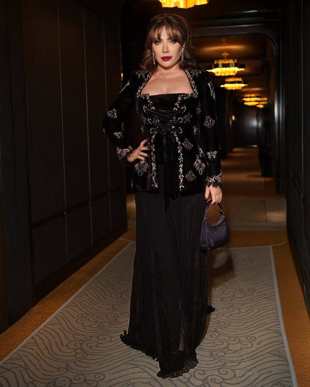 سلافة معمار بفستان بأسلوب الريترو ومجوهرات براقة