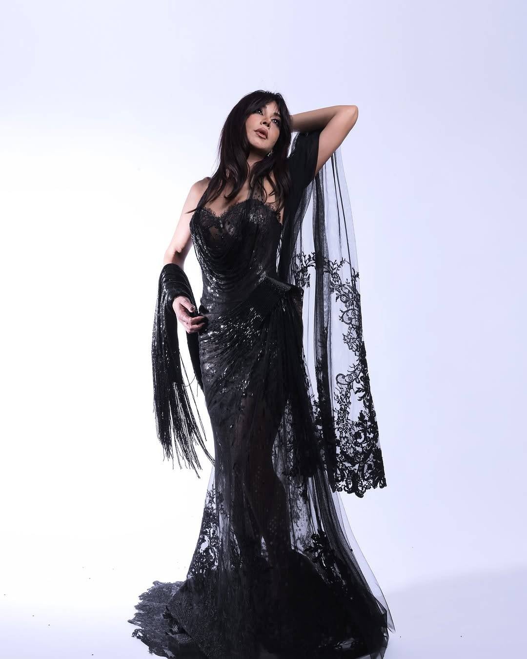 كاريس بشار تتألق بصيحة الدانتيل الجريئة