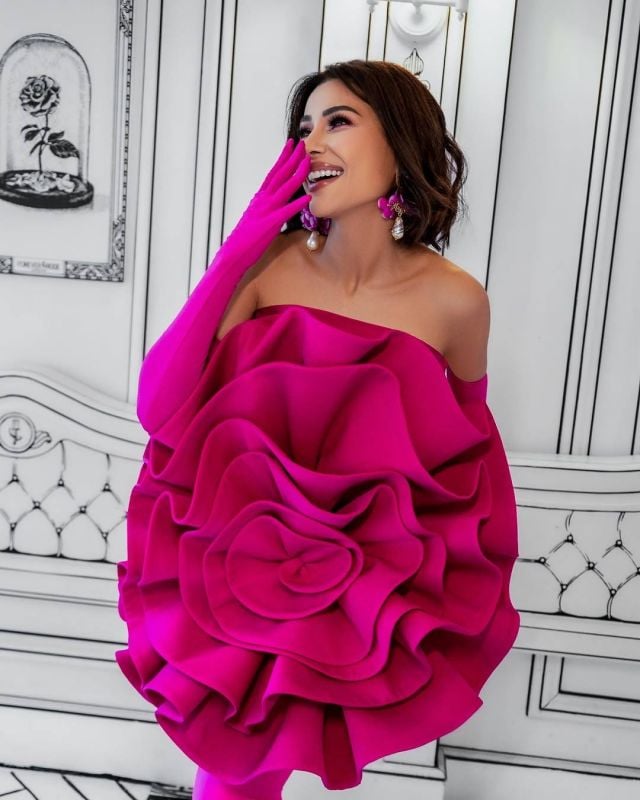 مهيرة عبد العزيز بفستان ذي وردة ضخمة 