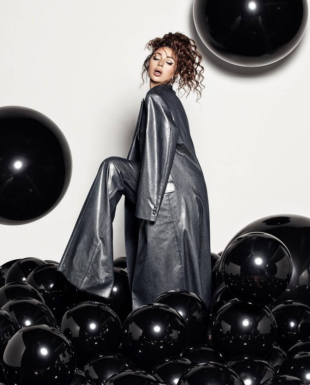 ميريام فارس بصيحة السراويل الواسعة تُحيي موضة التسعينيات