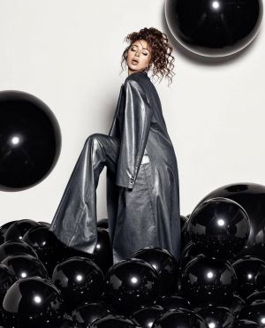 ميريام فارس بصيحة السراويل الواسعة تُحيي موضة التسعينيات