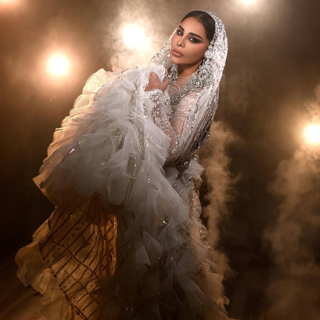 أحلام تثير الجدل بفستان ساحر ولقطات غامضة