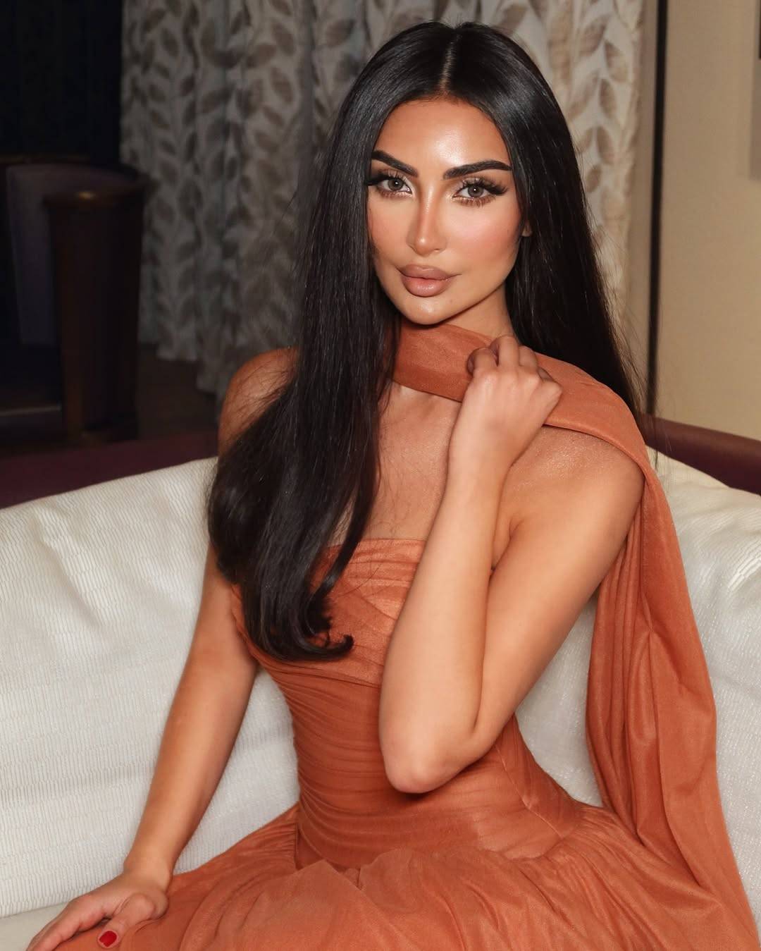 أحدث إطلالة لنور الغندور... فستان برتقالي ناري يخطف الأنظار