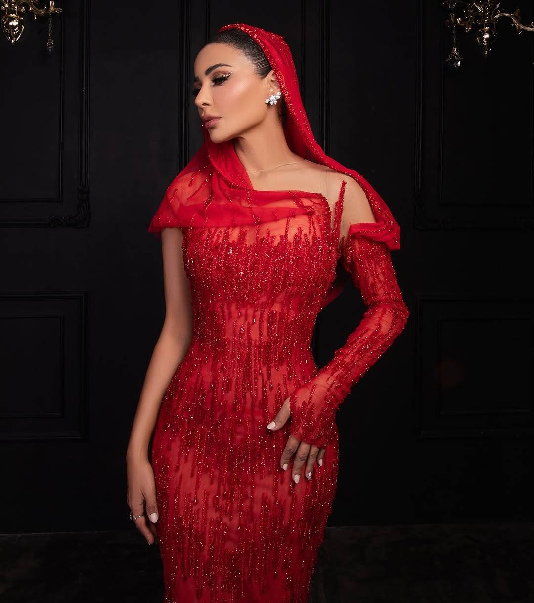 فستان أحمر ووشاح مميز... مهيرة عبد العزيز تأسر القلوب بإطلالة ساحرة