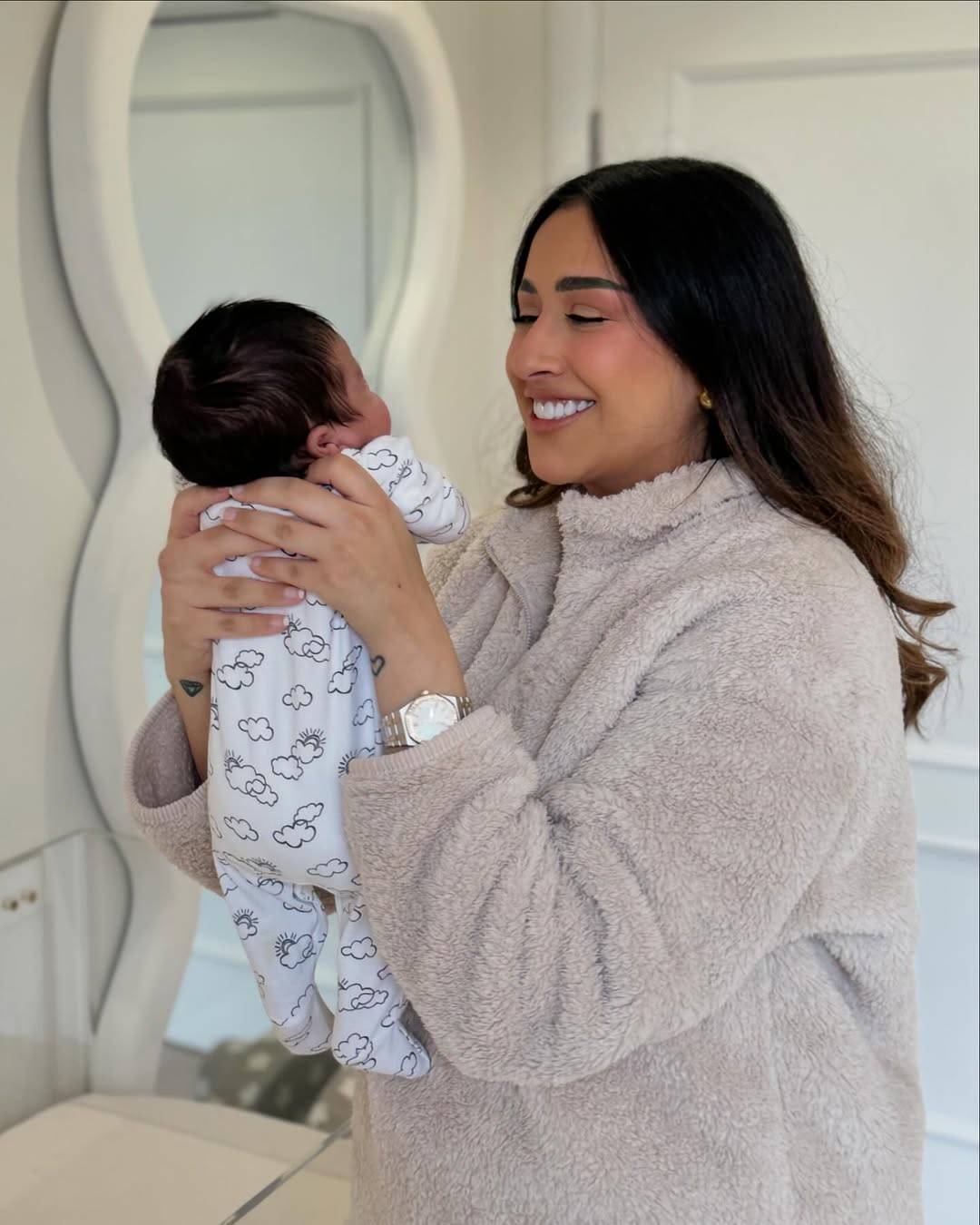 فرح الهادي تكشف بفيديو عفوي ملامح طفلها الثاني