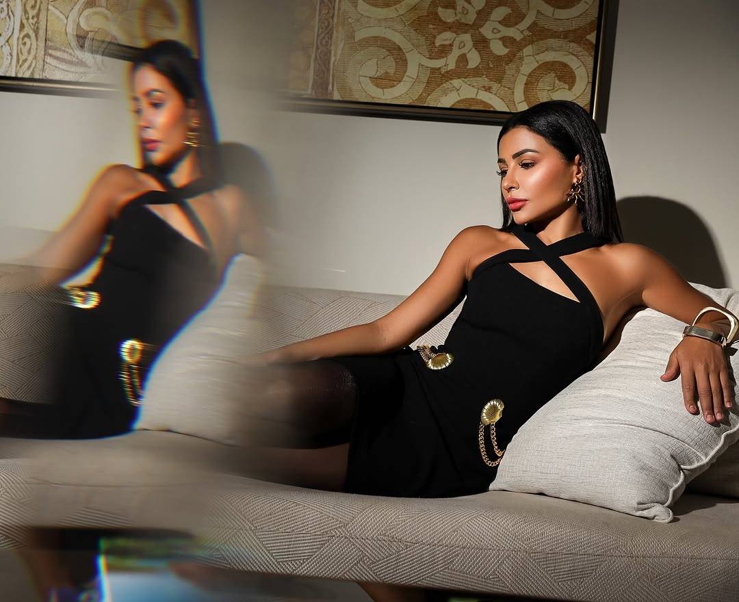 مهيرة عبد العزيز تبرع في تنسيق فستانها القصير