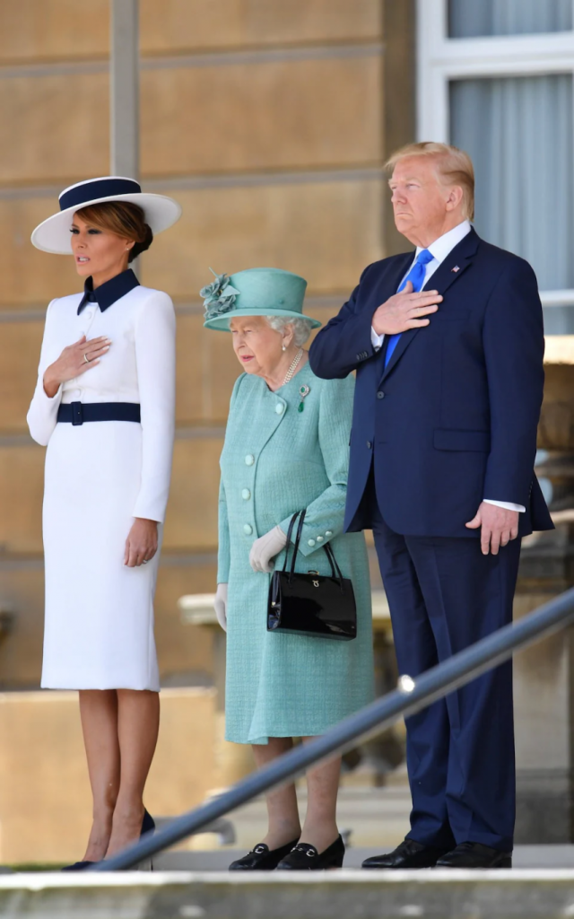  ميلانيا ترامب بتصميم كلاسيكي  