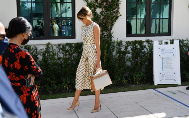 ميلانيا ترامب بإطلالة هادئة 