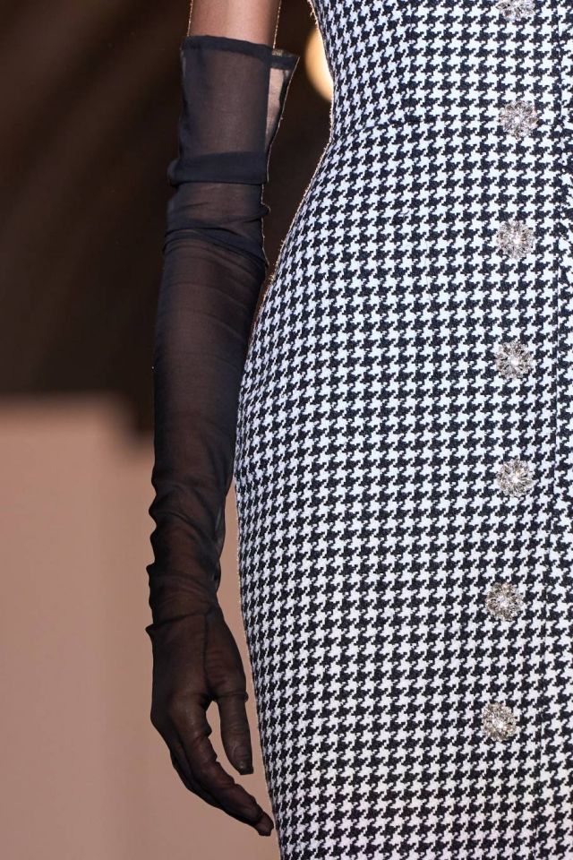 القفازات في عرض تمارا رالف Tamara Ralph للأزياء الراقية لخريف وشتاء 2024 - 2025 