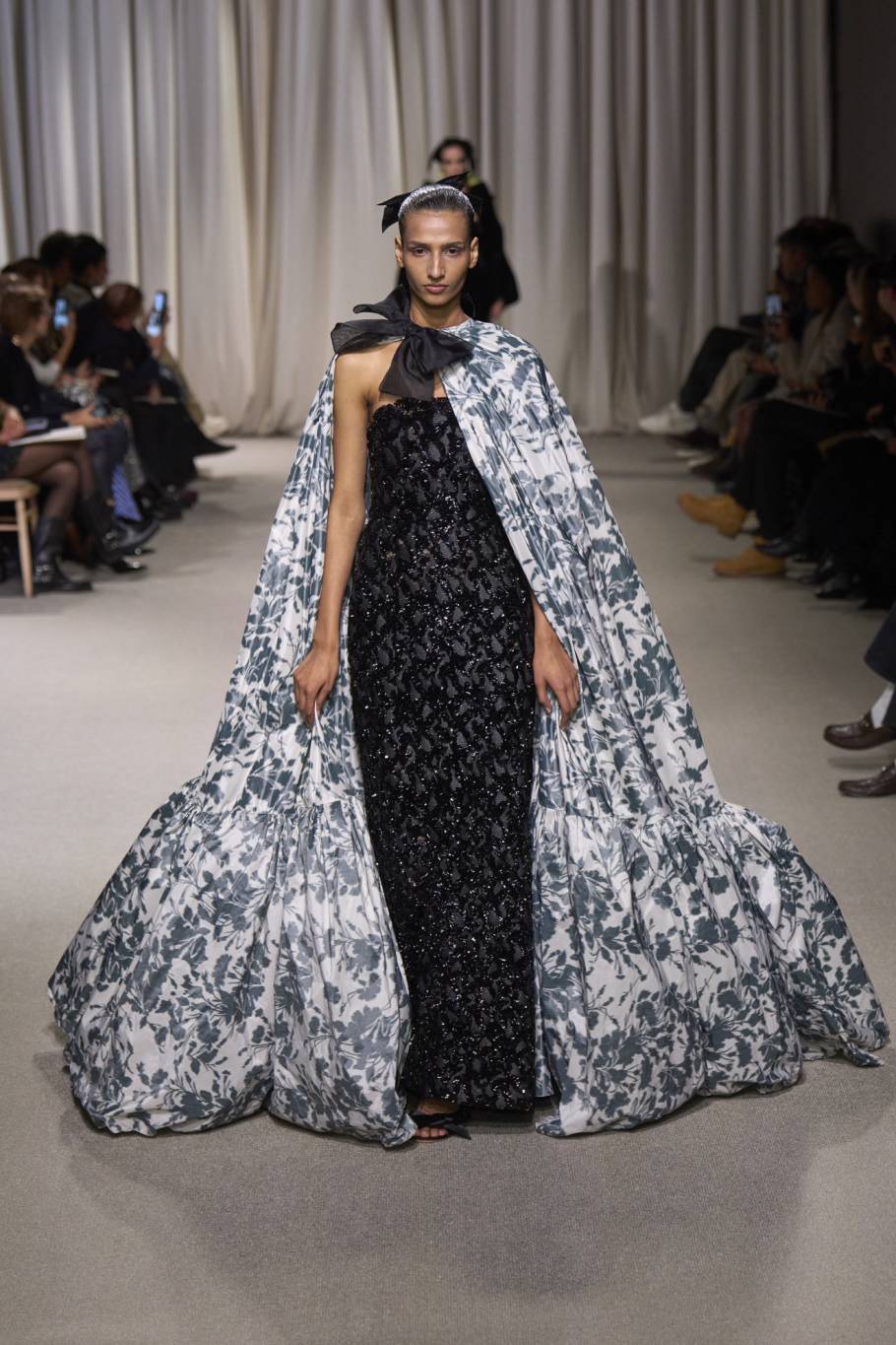 جيامباتيستا فاللي Giambattista Valli الأزياء الراقية خريف وشتاء 2024 - 2025 جيامباتيستا فاللي Giambattista Valli الأزياء الراقية خريف وشتاء 2024 - 2025