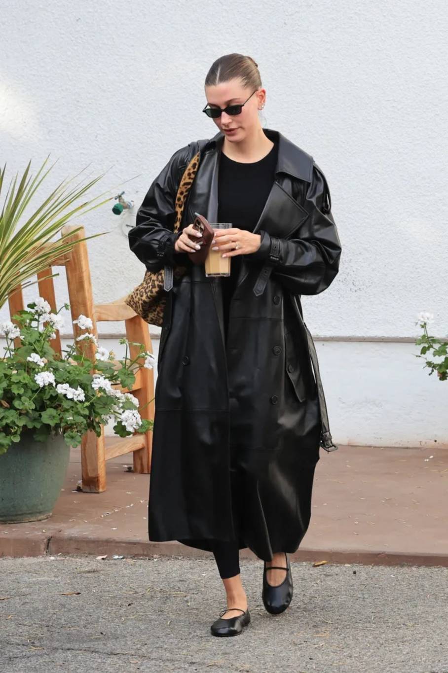 هايلي بيبر بحقيبة سان لوران Saint Laurent هايلي بيبر بحقيبة سان لوران Saint Laurent