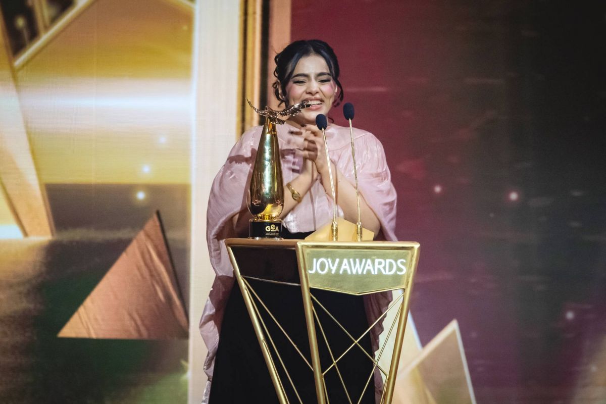 فنانة شابة تبكي متأثرة بعد حصولها على جائزة في Joy Awards