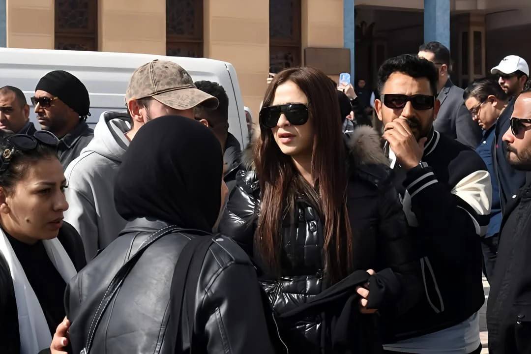 ياسمين عبد العزيز تنفعل على الصحافيين في عزاء والدها (فيديو)