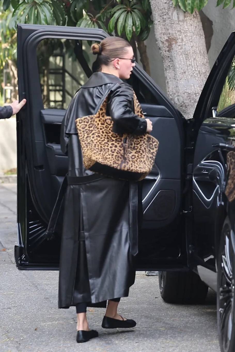 هايلي بيبر بحقيبة سان لوران Saint Laurent هايلي بيبر بحقيبة سان لوران Saint Laurent