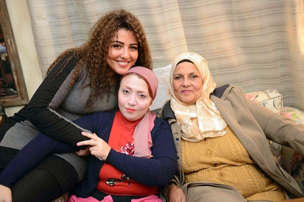  مي كساب ووالدتها وشقيقتها