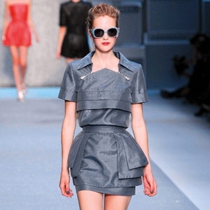 رمادي حزين وعاطفي