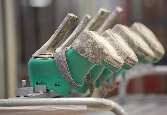 الصندوق السحري وأحذية LOUIS VUITTON