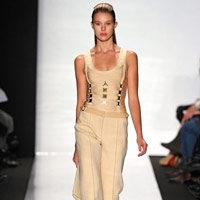 Hervé Leger المرأة واثقة من نفسها لا تخاف...