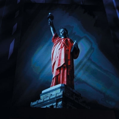 تمثال الحريّة لونه أحمر